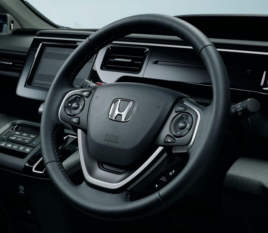 Детали интерьера Honda StepWGN Spada 2017 года  (фото 7 из 17)